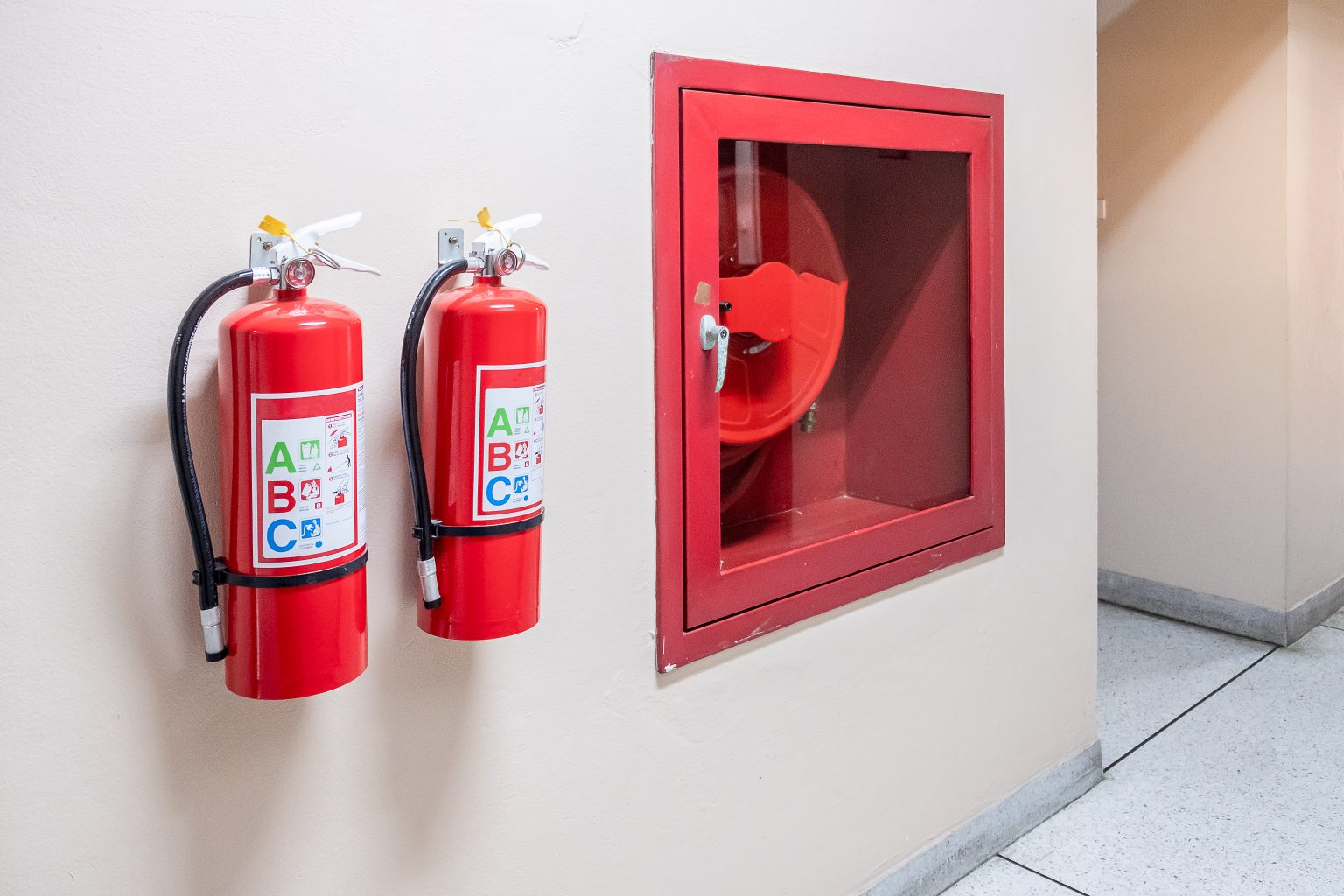 Sistema de prevenção contra incêndios com extintores